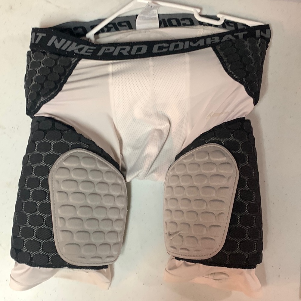 Nike Pro Combat Men’s Padded Compression Shorts Size Medium w thighs pla…